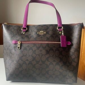 Coach Signature Gallery Tote